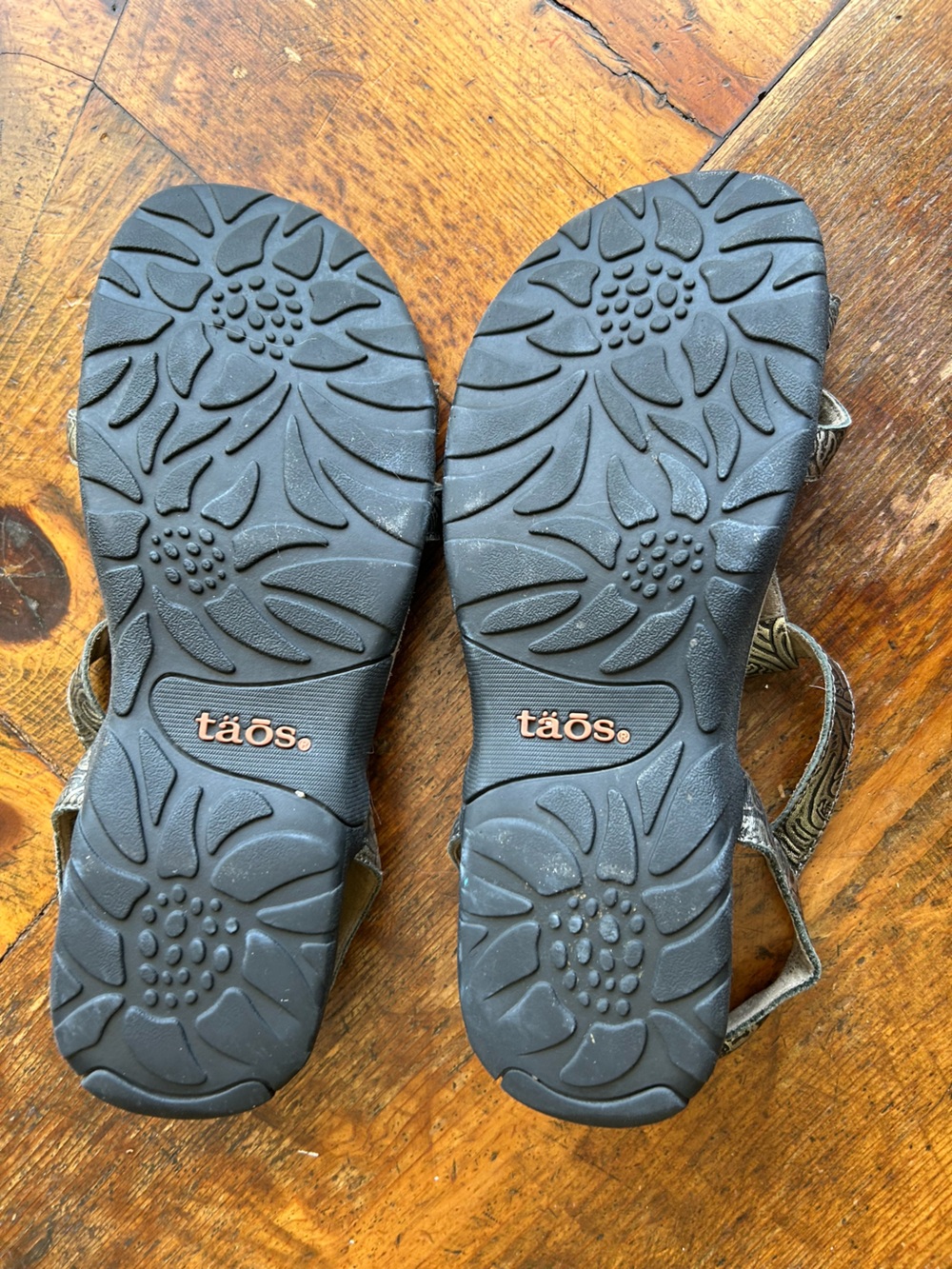 Taos size 9 (40) Trophy 2 Pewter Embossed Sandals - Picture 5 of 6